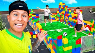 PAULINHO CREA UN CAMPO DE FUTBOL CON PIEZAS DE LEGO !!