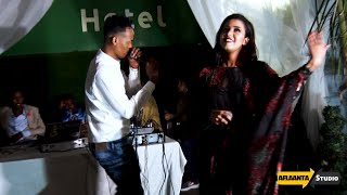 QAMAR SUUGAANI FT XAMDA YAR CIYAAR CAJIIB AH  HEESTII UL IYO DIIR LIVE ON STAGE MOQDISHO