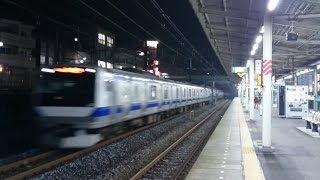 夜の北小金駅前を高速で通過する常磐線上りE531系