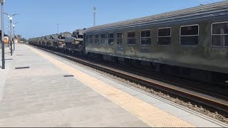 Mercancías Renfe 333.371 con mercancía militar por la estación de Mérida | 1° vídeo