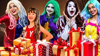 FIZEMOS UM AMIGO SECRETO ESPECIAL DE NATAL COM ARLEQUINA, CORINGA, PENNY E TODOS OS VILÕES