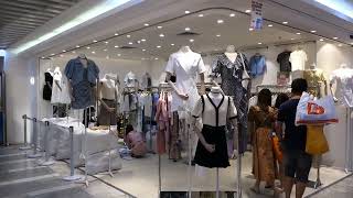 网店店主：广州高档服装批发市场白马，人来人往，连衣裙种类丰富