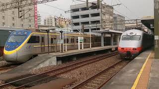 3151次經由屏東線開往屏東的EMU855+EMU856一代微笑號區間車，跟3162次經由屏東線開往斗六的EMU869+EMU870一代微笑號區間車，雙800微笑號區間車在高雄站交會