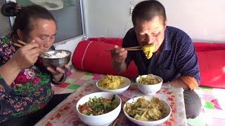 【農民大黑】芹菜土豆片真下飯！大黑吃足足一盤黃糕，大口咕嚕真過癮！