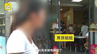 13岁男孩快餐店边玩手机边充电，突然身体「抽蓄抖动」惨死