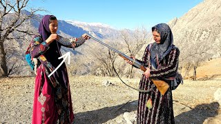 🐐🌿 Hunting and grazing goats by two nomadic ladies 👩‍🌾✨