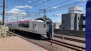 成田エクスプレスの通過待ち　市川駅にて