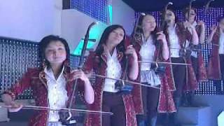 12 Girls Band - Koibito Ga Santa Claus (12 Girls Of Christmas)