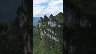 神奇的贵州天台山峰，大自然的鬼斧神工，切面十分整齐，像极了两只大金蟾，伸出悬崖…遥望着远方！