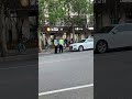 the police put up a note. parking ticket。警察蜀黍贴条啦！