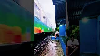 Ketika Turis Jerman Menikmati Kopi di Pinggir Rel Kereta Api 😮👍