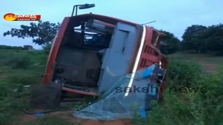 RTC Bus Rollover in Mahbubnagar District || Passengers Safe - Watch Exclusive