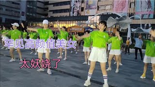 上海一美女跳广场舞，屁股扭得太性感了，引来无数人围观，真妩媚