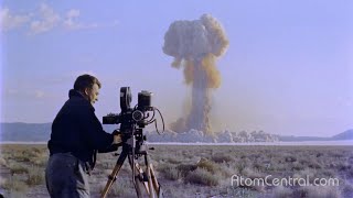 Il cineoperatore è colpito dall'onda di una bomba atomica, la follia dei test Usa negli anni '50