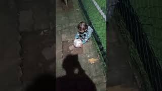 kakak sheza main bola di lapangan futsal