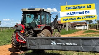 Chegaram as maquinas de fenação na fazenda. Descarregando os implementos.