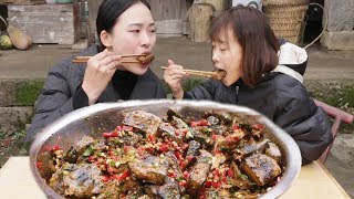 Qiumei and sister made stinky tofu, made more than 100 at a time, put in a bowl of hot pepper