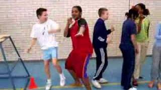 Vincely en Jop dansen in gymzaal