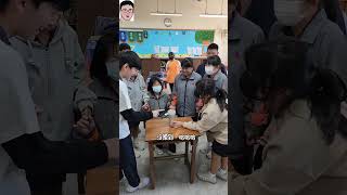 六位同學手牽手摸萊頓瓶(Six students hold hands and touch Leyden bottles)-四幸丸老師的理化科學Vlog#物理#熱門#理化