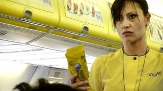 Bellissima Hostess Ryanair , sosia di Mara Carfagna, sul volo Roma-Brindisi (9/5/2011)