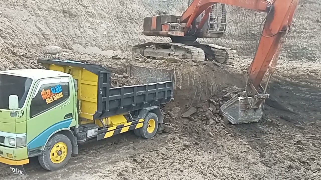 Kehebatan Hitachi Excavator Menggali Dan Memuat Tanah Ke Dump Truck ...