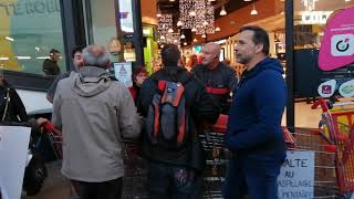 Une action Block Fridayà Auchan, à LaCouronne (Charente)