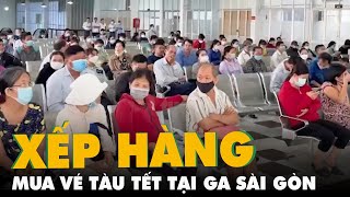 Nhiều người xếp hàng mua vé tàu Tết tại ga Sài Gòn trong ngày đầu mở bán