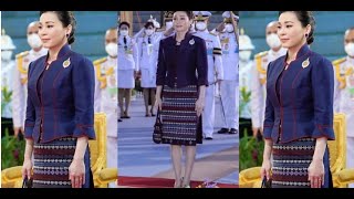 ความหมายฉลองพระองค์พระราชินี ผ้าไหมพื้นเรียบ พระภูษาผ้าปักชนเผ่าเมี่ยน