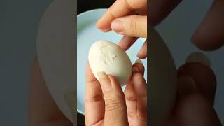 अंडे को अच्छे से कैसे छीलें? | Egg peeling hack #shorts