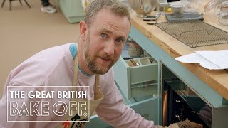 Taskmaster’s Alex Horne brings a snail to Bake Off | The Great Stand Up To Cancer Bake Off