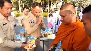 กองทัพเรือ (สัตหีบ) จัดพิธีตักบาตรข้าวสารอาหารแห้งเนื่องในวันกองทัพเรือ