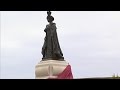 Britain's royals unveil Queen Mother statue - world