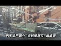 你是一拳超人喔~~ 醉男不爽被叭 砸爆無辜車輛｜tvbs新聞 @tvbsnews01