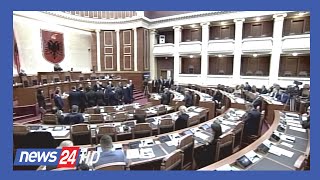 “S'më thua ti kur flas, harroje, më jep fjalën!”,tension në parlament, Opozita bllokon foltoren...
