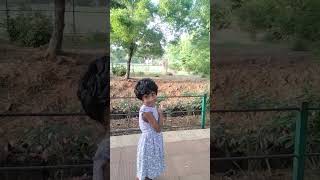 எவ்ளோ பெரிய கழுத்து.. பாப்பா அசந்துட்டா.. #viral #trending #comedy #vandalur #giraffe #music #love l