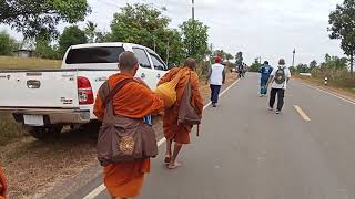 หลวงตาบุญชื่นท่านจาริกธุดงค์ตามถนนมีญาติโยมมารอสักการะมากมายครับ\