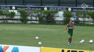 Com direito a dancinha, Nenê bate Jordi em cobranças de falta