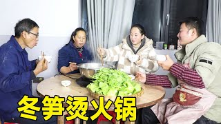 上山挖冬笋啦，小拾都开心得很，晚上用冬笋炖骨头汤来烫火锅吃【幺妈和幺叔】