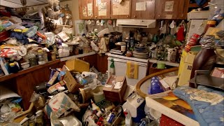 🤮Neighbors lodged complaints because of the homeowner's hoarding and the heavy odor in the house.