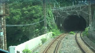 横浜山手を貫くの短いトンネルが連続する根岸線の新杉田駅～洋光台駅間を走行するE233系の前面展望