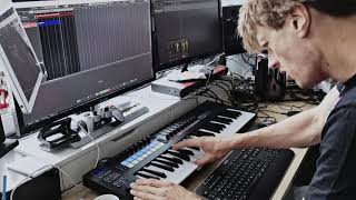 Knut Løchsen playing keys on \