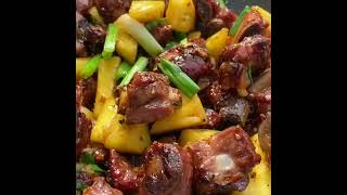 ឆាម្នាស់ឆ្អឹងជំនីជ្រូក Stir fried pork spareribs with fresh pineapple.