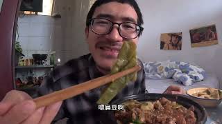 小伙在北京出租屋做一锅东北铁锅炖排骨，加入菠萝蜜味道好极了