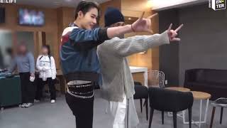 Ni-ki teaching Hyunjin the Sweet Venom choreography.