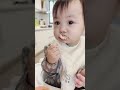 典典寶寶 自己吃午餐 會講貓咪和棒棒腿？1y9d baby having lunch fingerfood babygirl