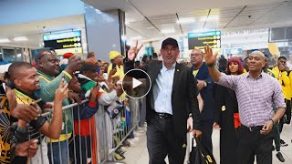 Watch Video:Kaizer Chiefs Fans Turn Out in Large Numbers to Welcome the New Coach at the Airport