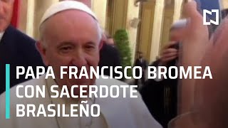 Papa Francisco bromea con sacerdote brasileño - A las tres