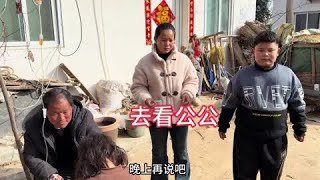 公公为家里操劳实在太多，生病了还想着给阿杜喂牛，真是让人心疼