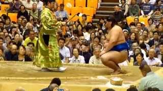 逸ノ城（Ichinojyo）　vs　鏡桜（Kagamio）の取組（平成26年さいたま巡業 Grand Sumo Tour in Saitama 2014 fall）