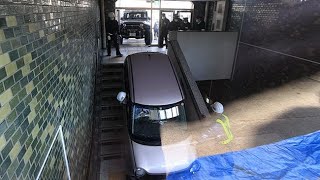 軽乗用車が地下鉄駅に突っ込む　運転手軽いけが　二十四軒駅